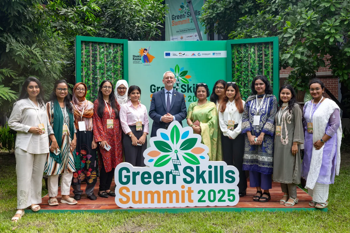 EU Ambassador Michael Miller with Shoktikonna participants at the Green Skills Summit 2025